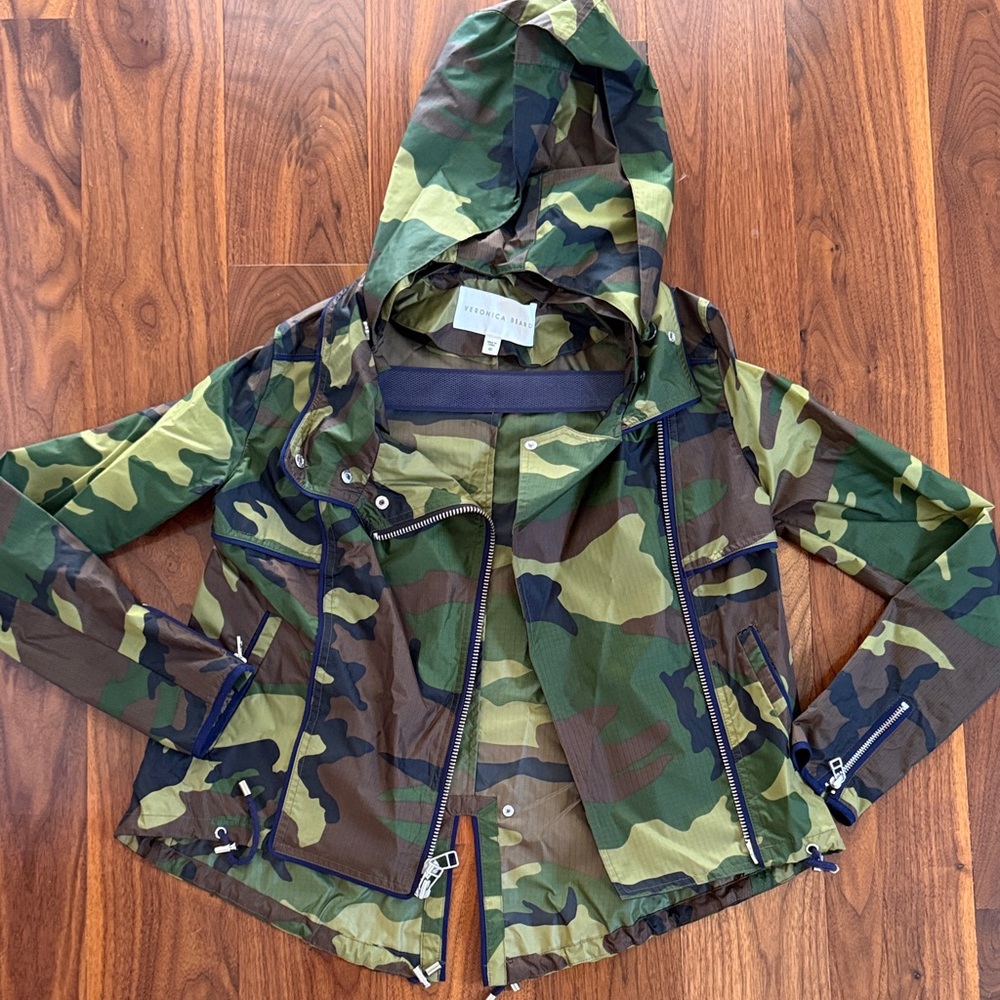 VERONICA BEARD Camo Hooded Windbreaker Jacket - Green Camouflage XS